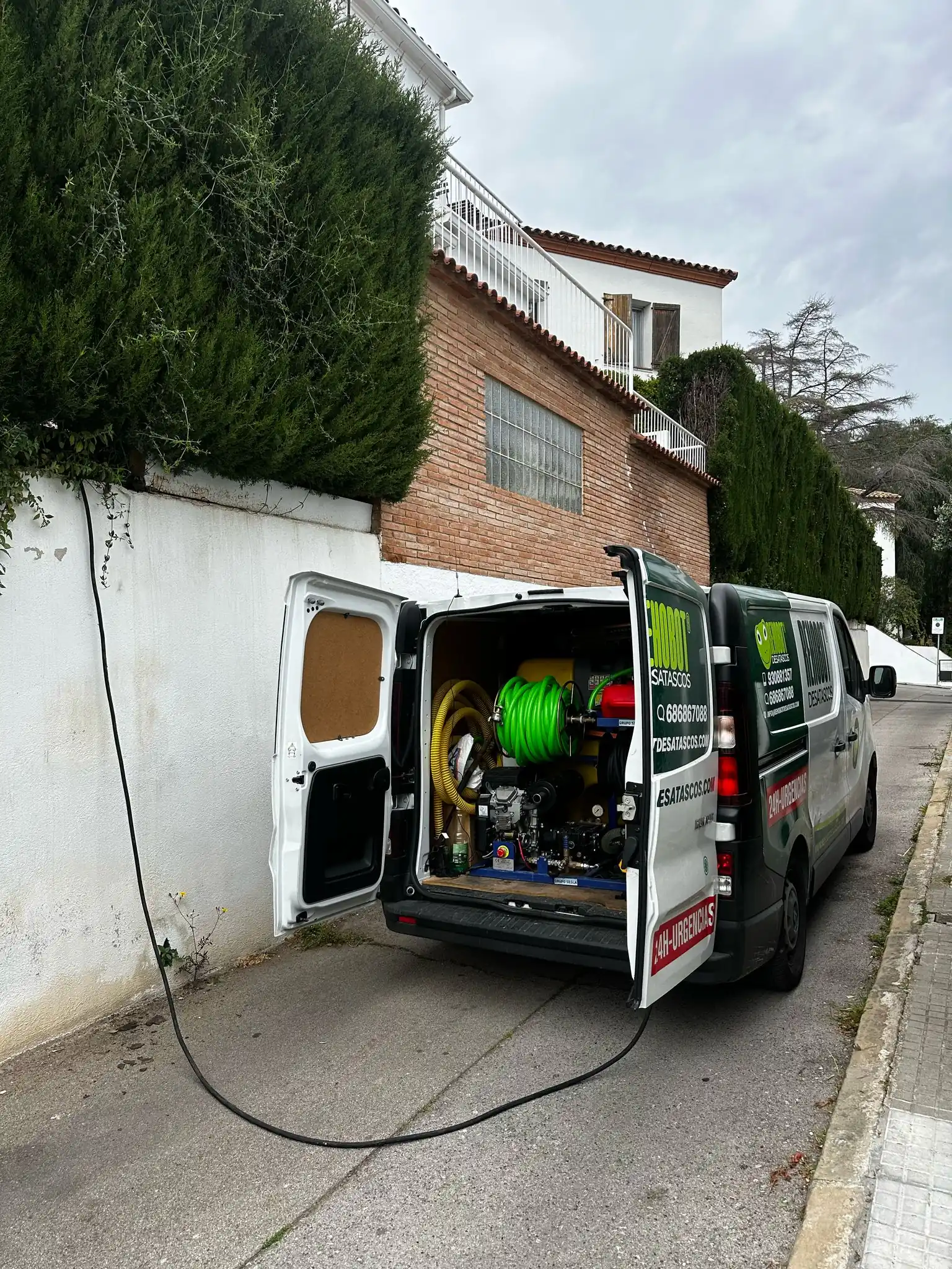 Fontanero reparando una tubería en una vivienda de Barcelona