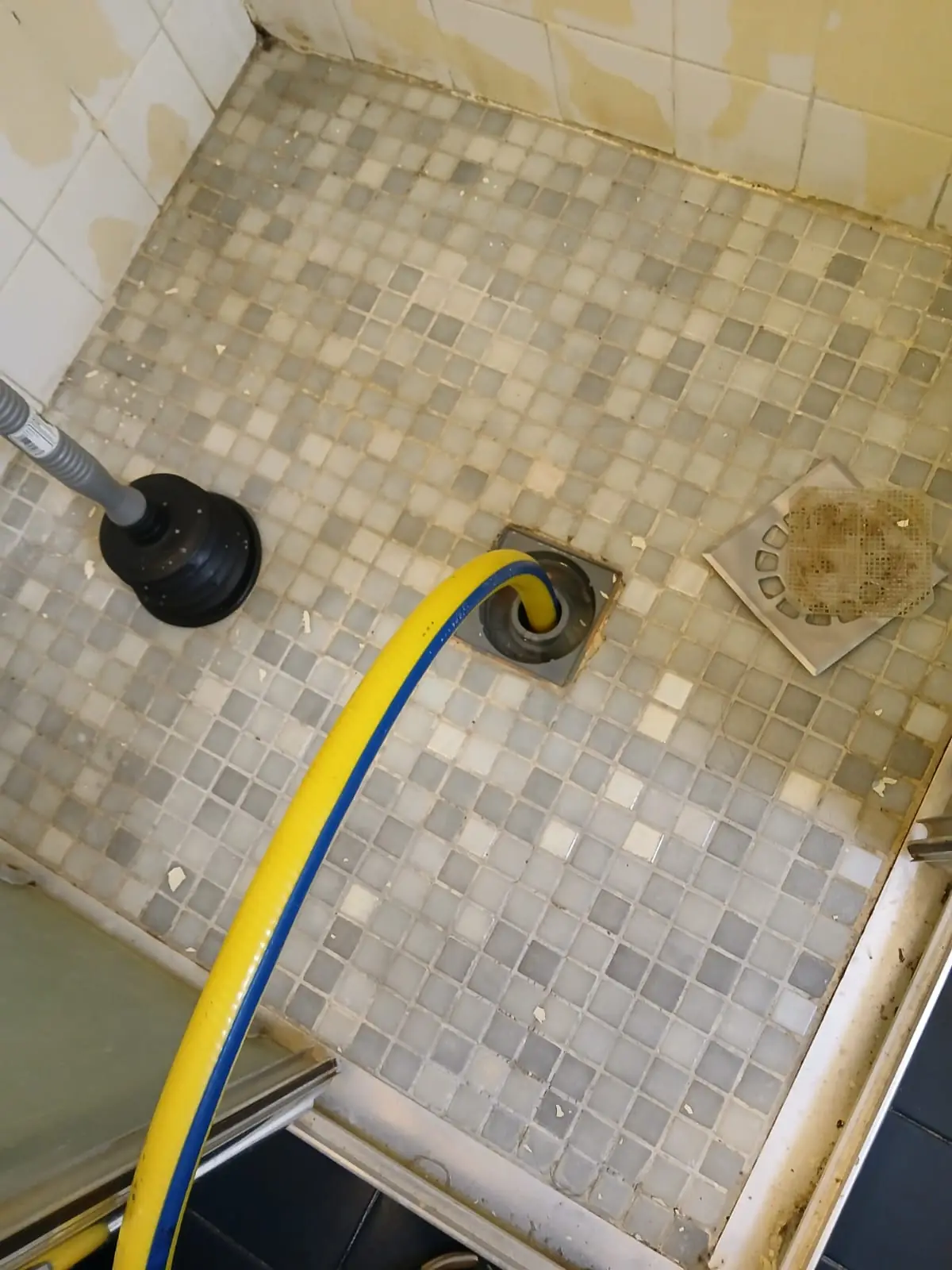 Instalación de un grifo nuevo en una cocina