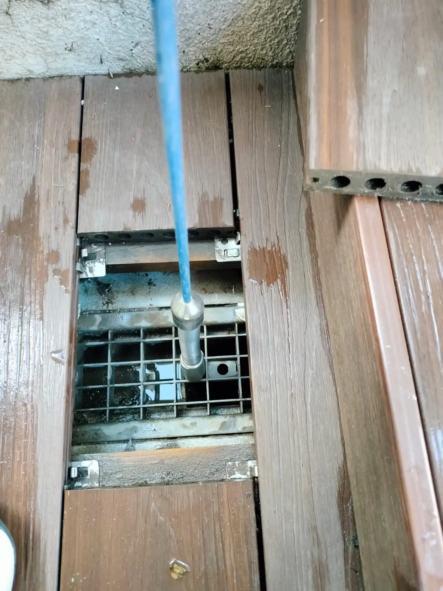 Técnico finalizando una reparación de fontanería en una vivienda